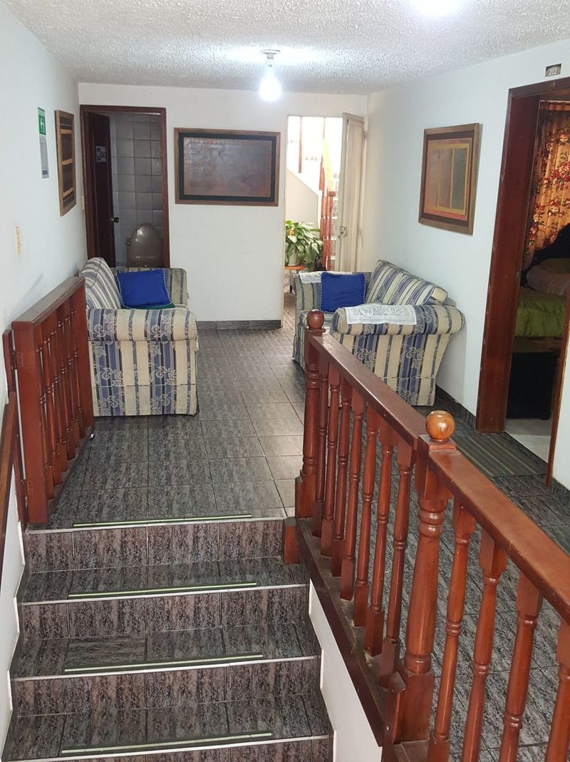 Escaleras y pasillos de la galería del Hotel Galería Pradilla