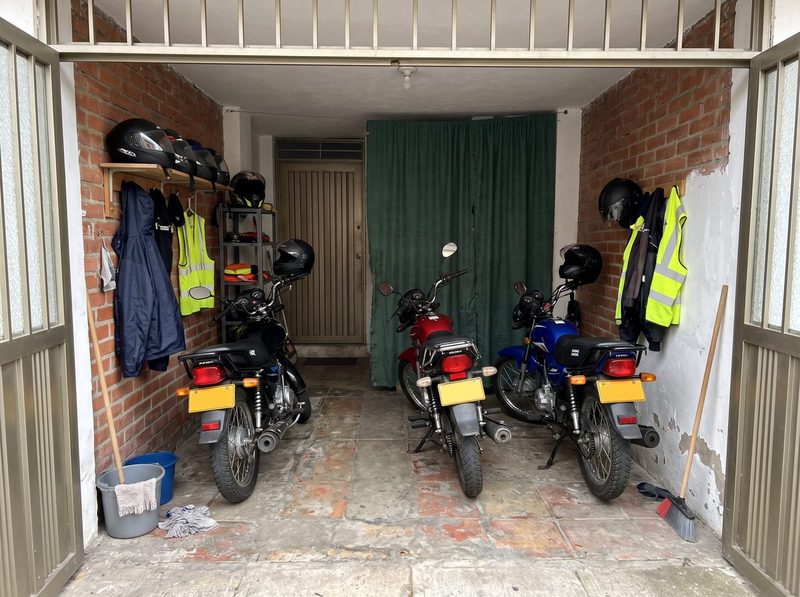 Parqueadero vigilado para motos del Hotel Galería Pradilla