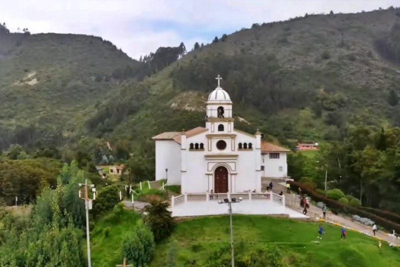 Cerro y Capilla de la Valvanera en Chía